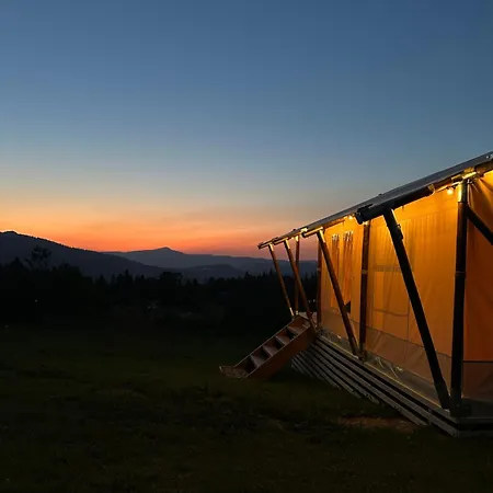 Holiday home Hutsul Glamp панорамний вид джакузі Sunset Mykulychyn