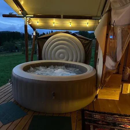 Holiday home Hutsul Glamp панорамний вид джакузі Sunset Mykulychyn