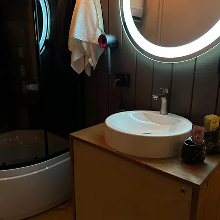 Holiday home Hutsul Glamp панорамний вид джакузі Sunset Mykulychyn